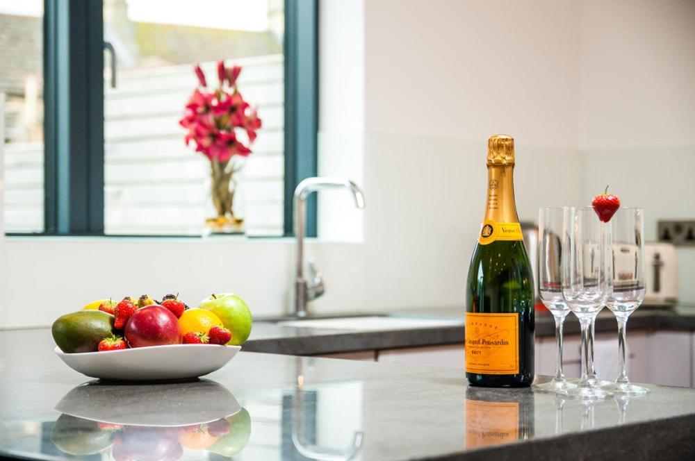 Solar Sanctuary- Skyline Balcony, City Centre, Three Floors, King Beds, Netflix And More! บาธ ภายนอก รูปภาพ