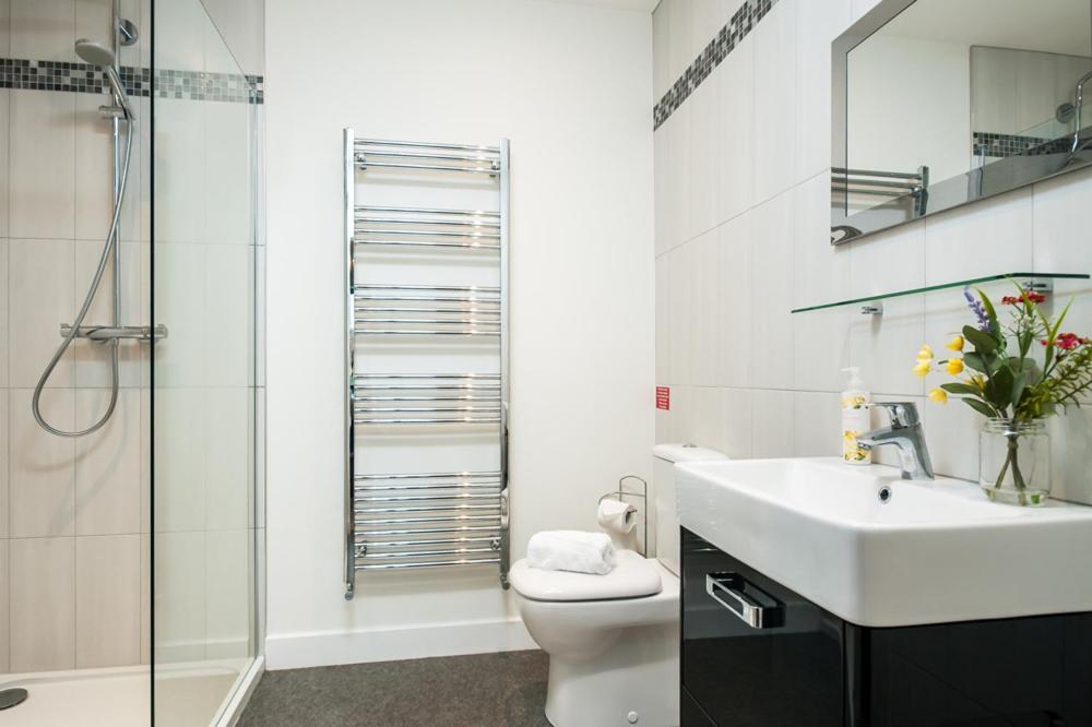 Solar Sanctuary- Skyline Balcony, City Centre, Three Floors, King Beds, Netflix And More! บาธ ภายนอก รูปภาพ
